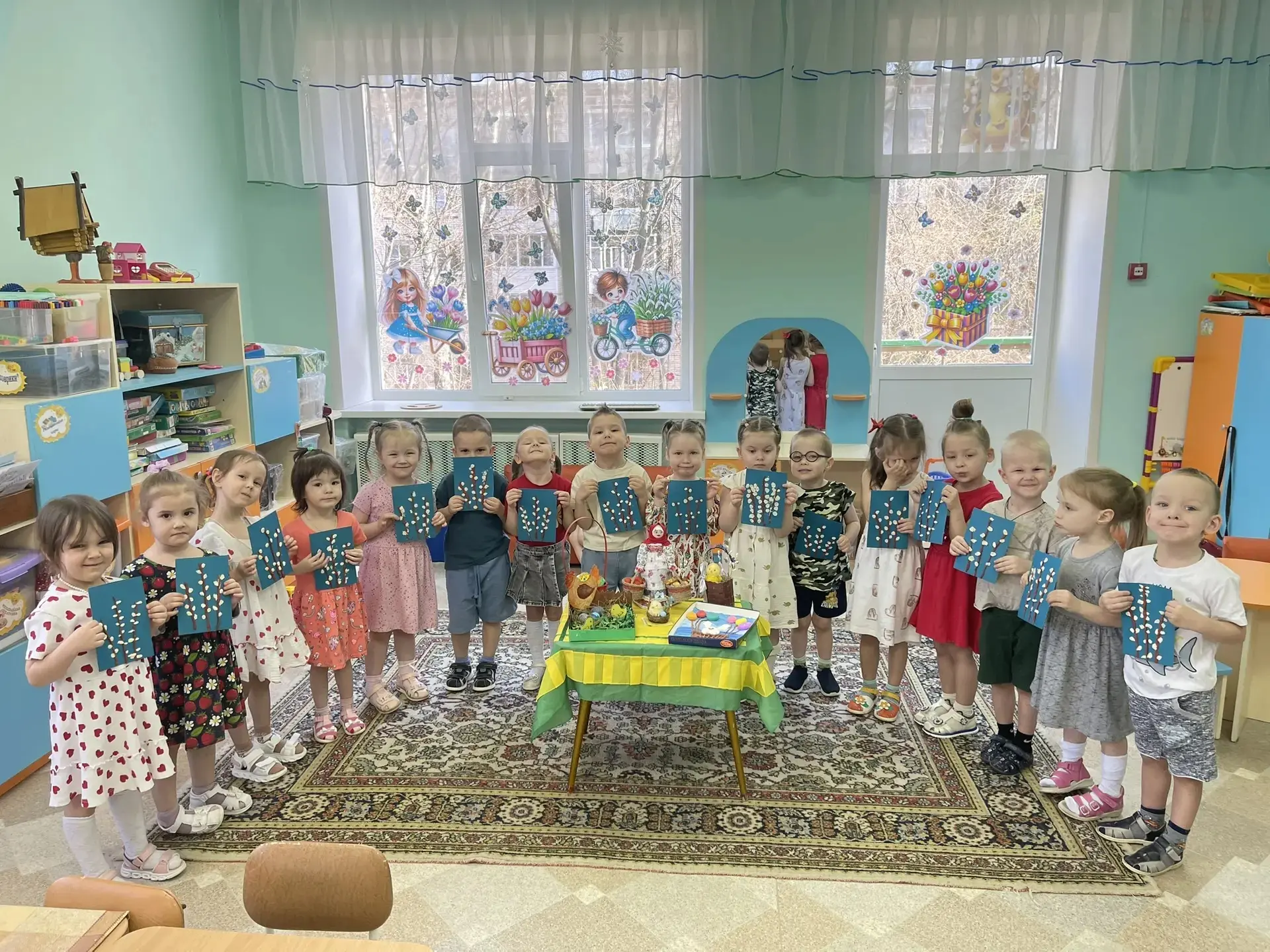 Со светлой Пасхой поздравляют малыши группы "Кораблик". Милые веточки вербы сделали своими руками из