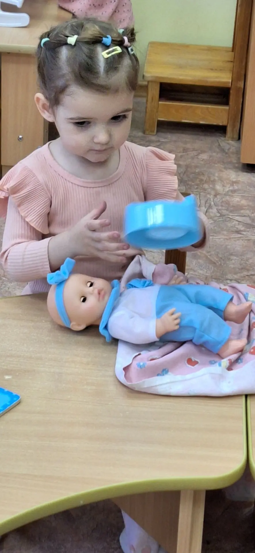 А ещё наши девочки учатся быть заботливыми мамами🥰