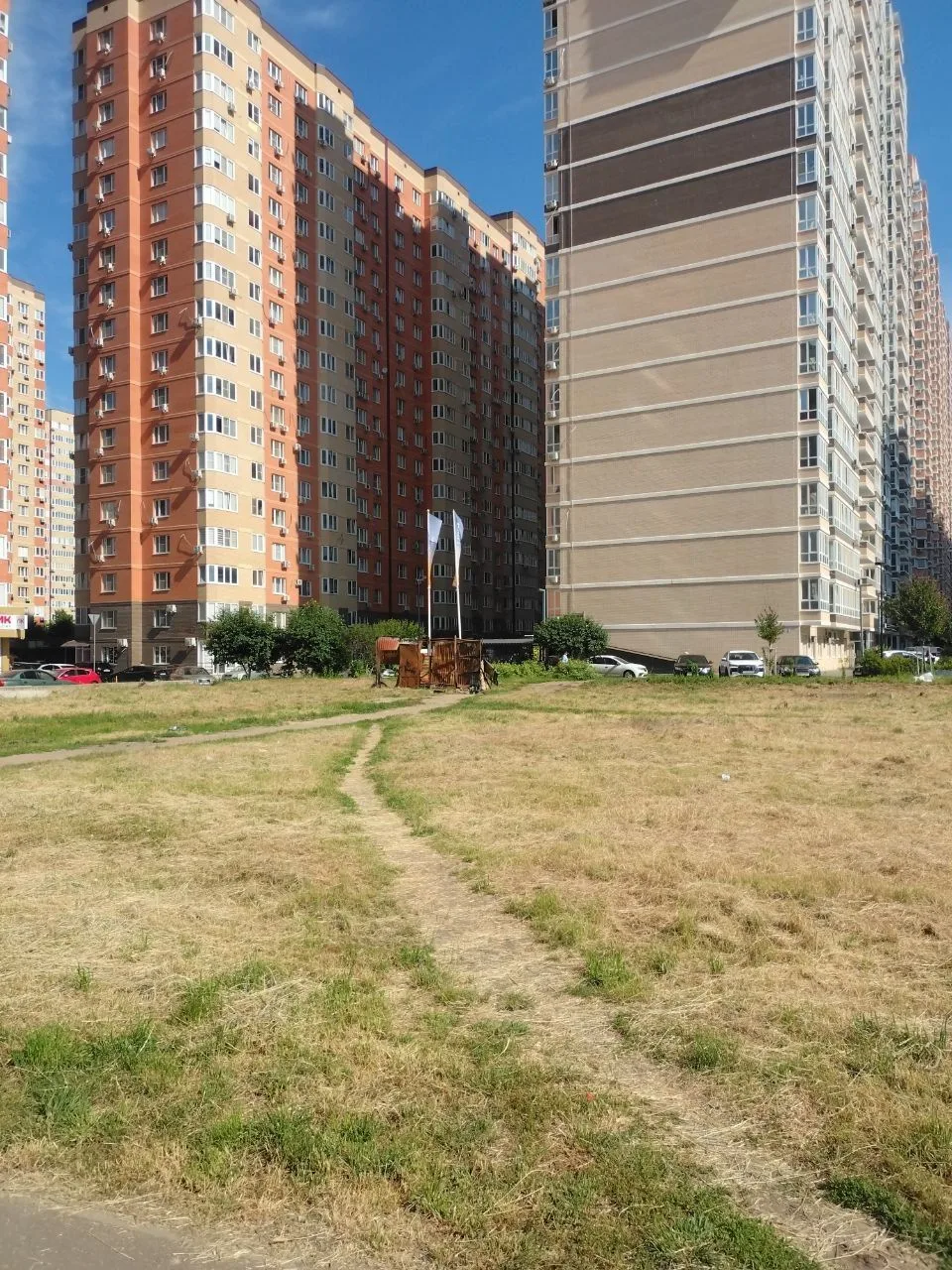 напротив Бочарникова 2/1 давно стоит сгоревший ларёк, когда его уберут МЦУ???