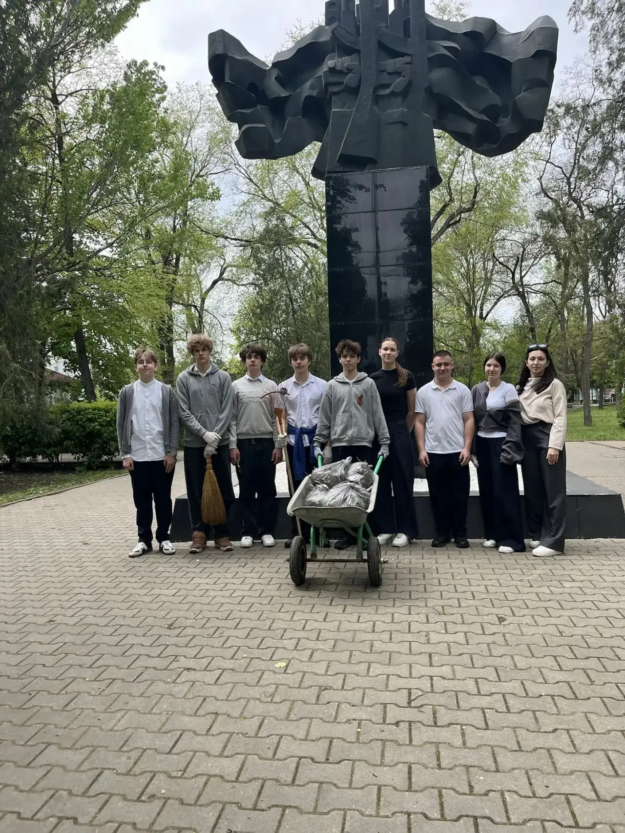 🇷🇺 «ДОН ПОМНИТ»: ЗАБОТА О ГЕРОЯХ НАЧИНАЕТСЯ С ДЕЛА  📅 В рамках патриотической акции «Дон помнит» уче