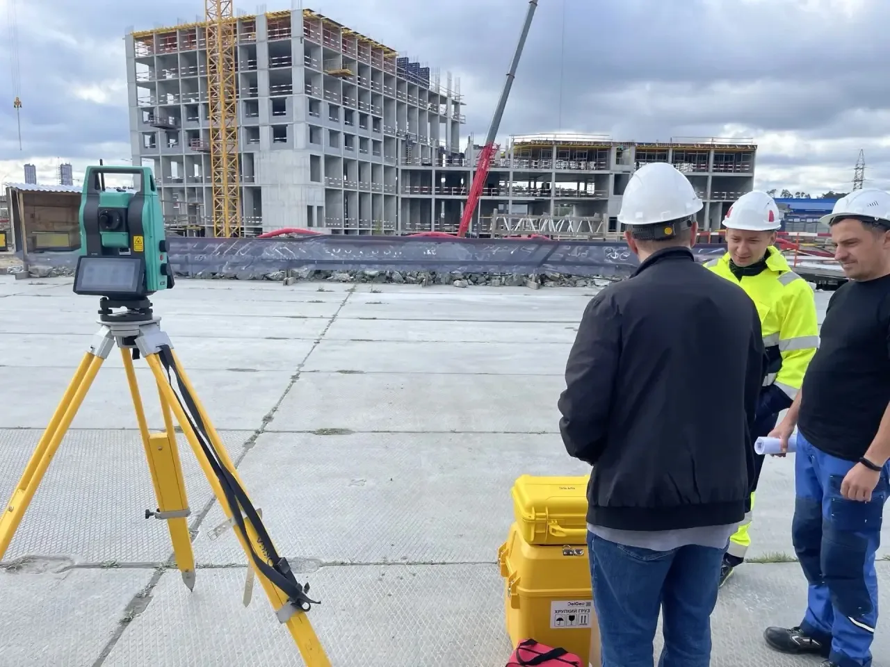 📍На днях спецы ГК ДЕЛГЕО показывали заказчику роботизированный тахеометр STEC AXIS10 в...