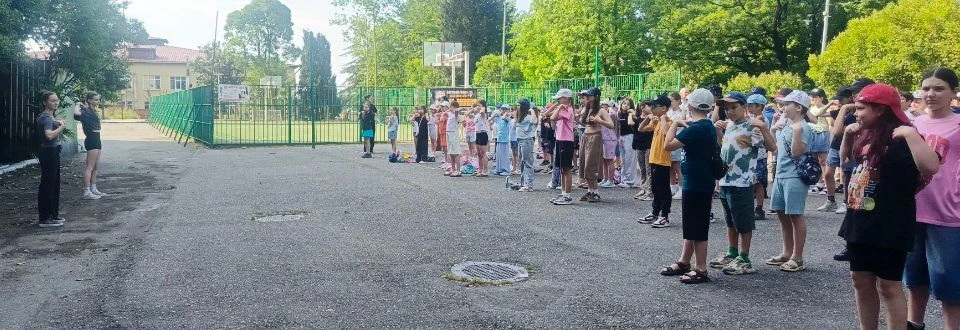 ☀️ Ура! В МОБУ СОШ № 12 открылись лагерные смены:

профильная смена «Солнечный город»;

лагерь труда