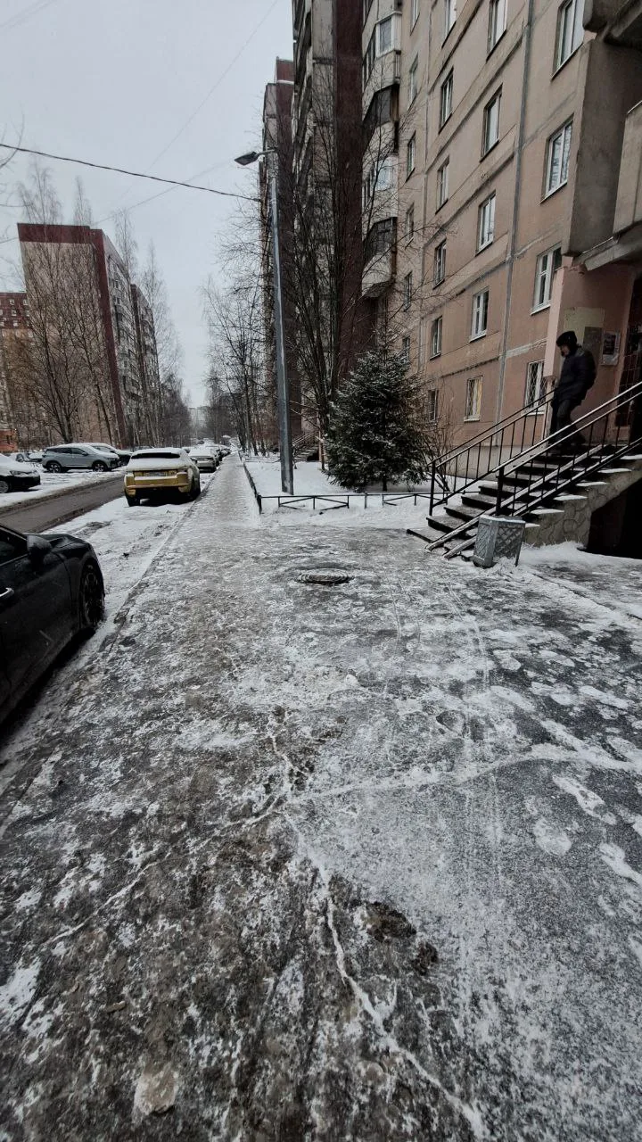 ☃️Расчистка придомовых территорий от снега. 

На фото работы по адресам:

➖Ситцевая улица, дом 5, ко