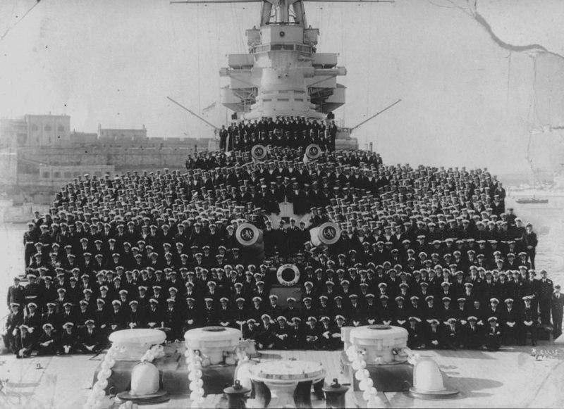 Групповая фотография команды британского линейного крейсера "Худ". После боя с "Бисмарк...
