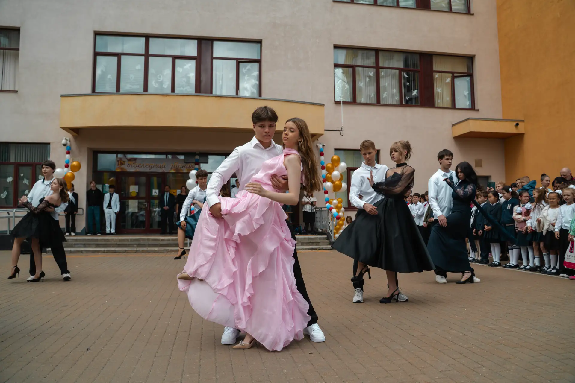 🎓🔔Вот и прозвенел Последний звонок для выпускников школы на Рублёвском шоссе!  📅 Этот день — не прос