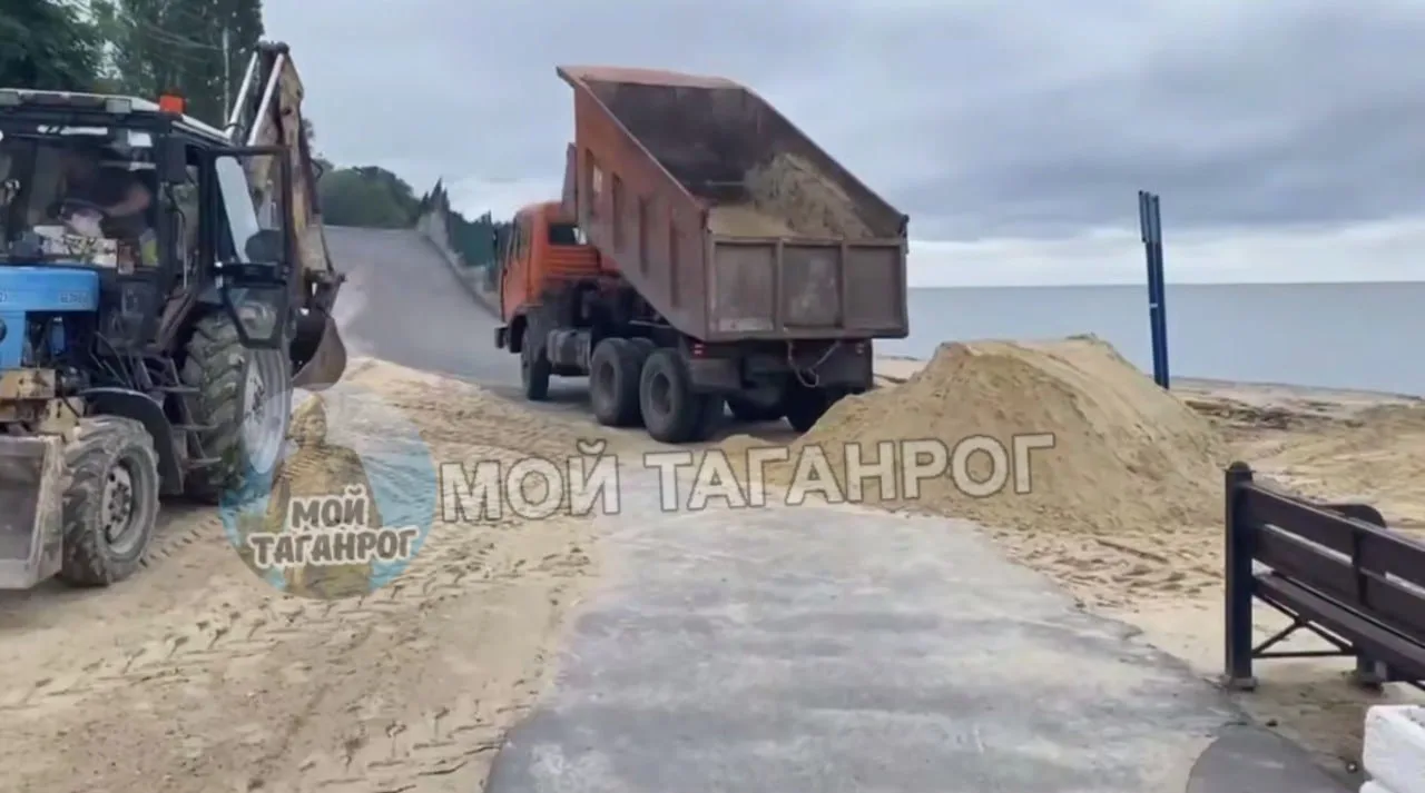 На Центральный пляж Таганрога снова завезли песок

Покрытие прибрежной территории восстанавливают уж