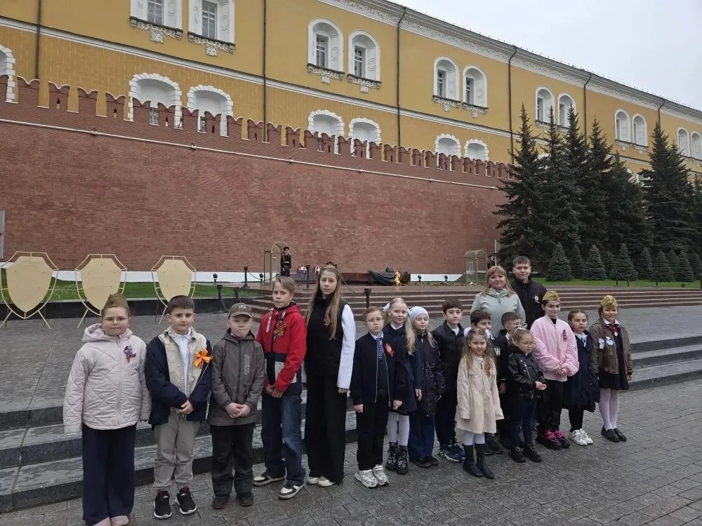 Сегодня делегация нашей школы посетила Могилу Неизвестного Солдата -священное место памяти у Кремлёв
