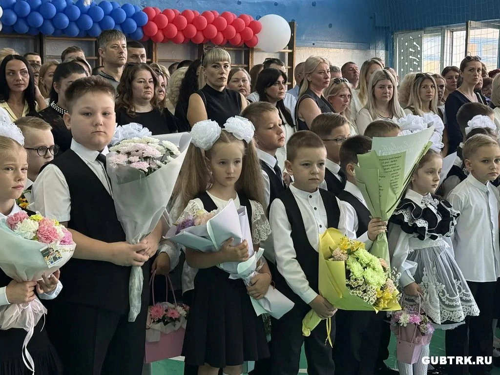 Белые банты, парадная форма и первый звонок: в школе №16 Губкина встретили День знаний