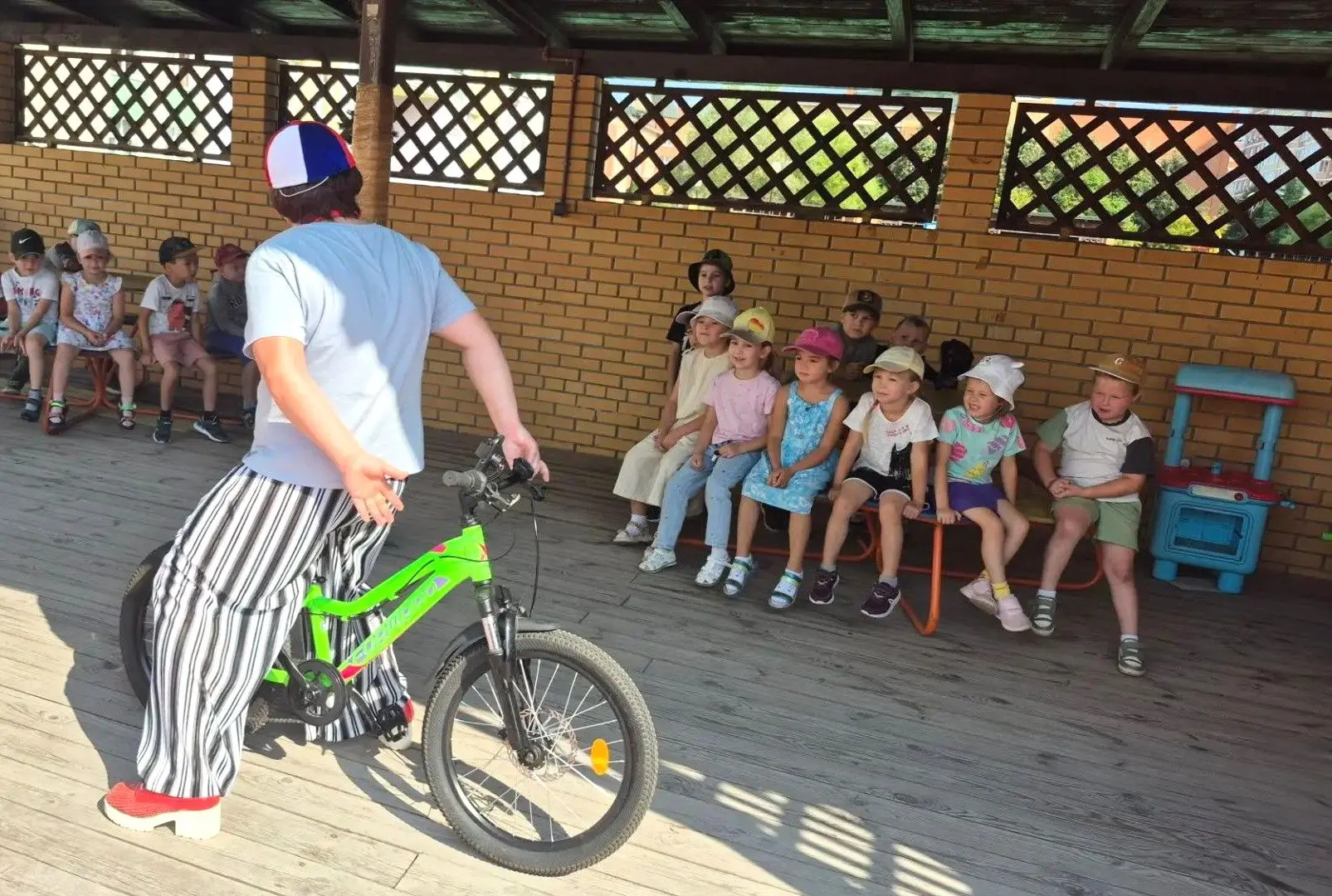 🚴 Праздник скорости и громких звонков

☀ В «Семицветике» прошёл День велосипеда! Ребята продемонстр