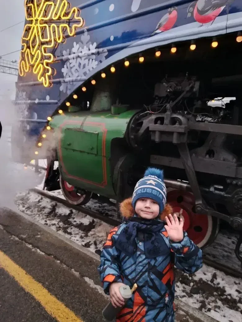 🚂🧑‍🎄Сегодня наши воспитанники встретили поезд Деда Мороза, который прибыл к нам из Великого Устюг