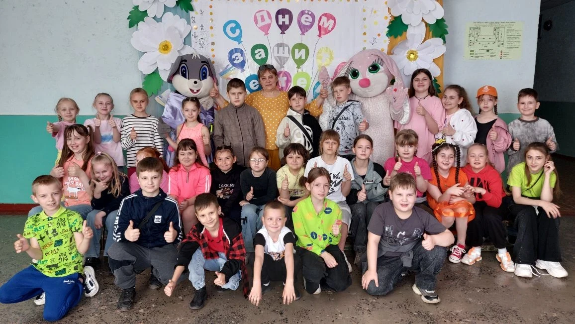 Звуки музыки и смех детей слышны сегодня в школах Краснодона.