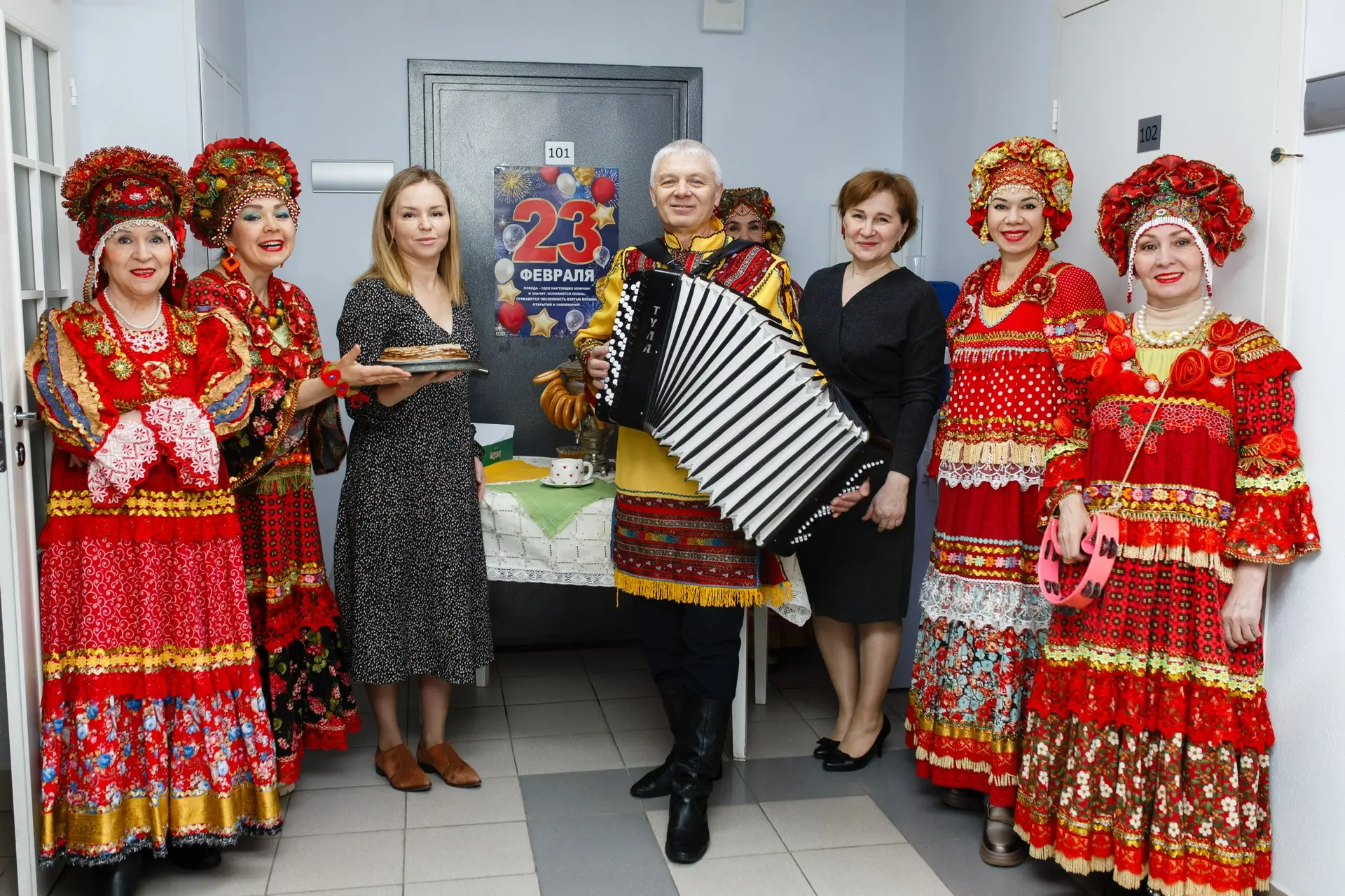 Накануне Дня защитника Отечества, сотрудницы Чувашской энергосбытовой компании поздравили коллег-муж