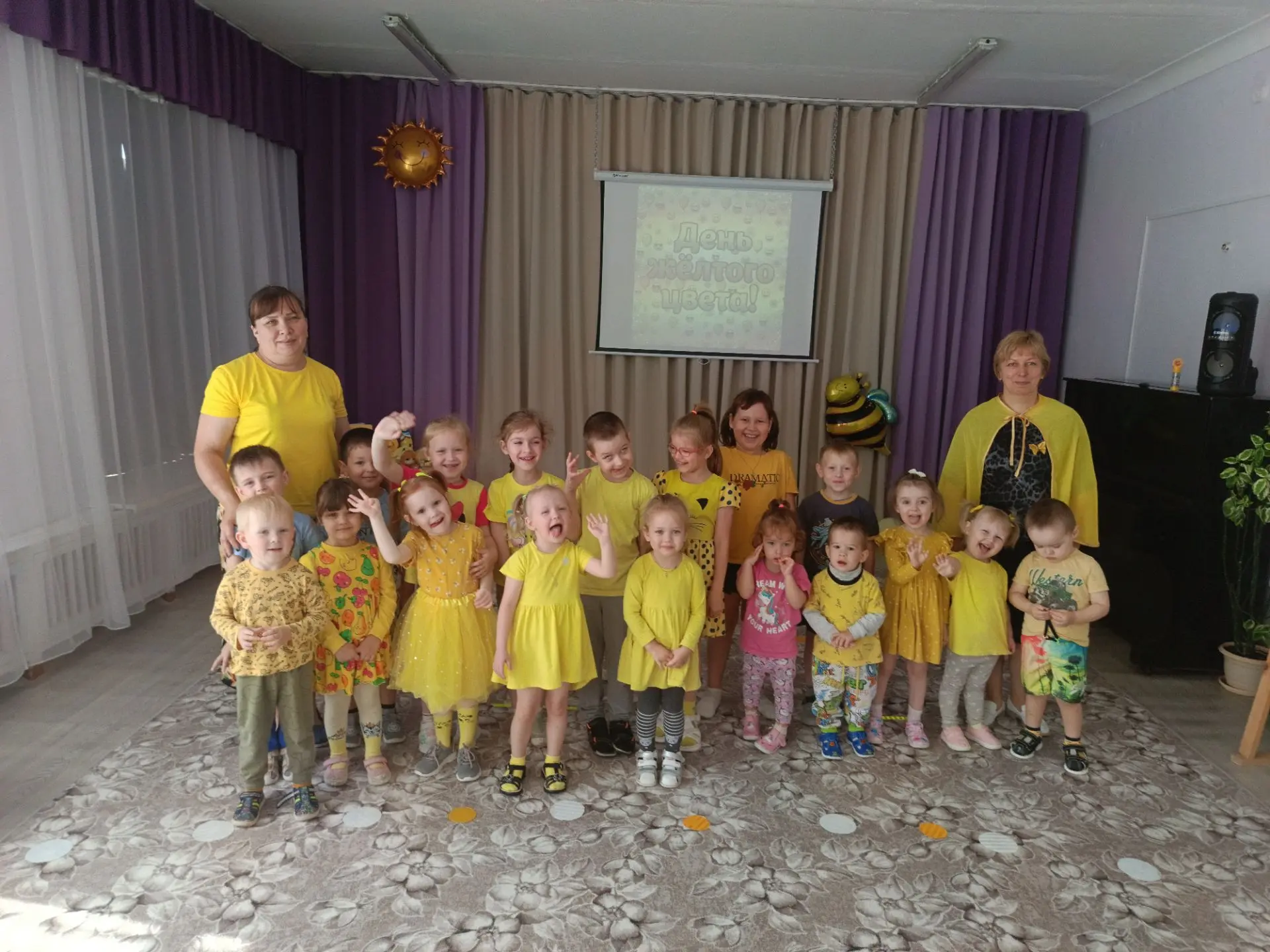 #Речной
Разноцветная_неделя
Цвет настроения — жёлтый!
☀️🔥👏💥💫🐱🐥🌼🍋
 Третий день проходит «Ярко