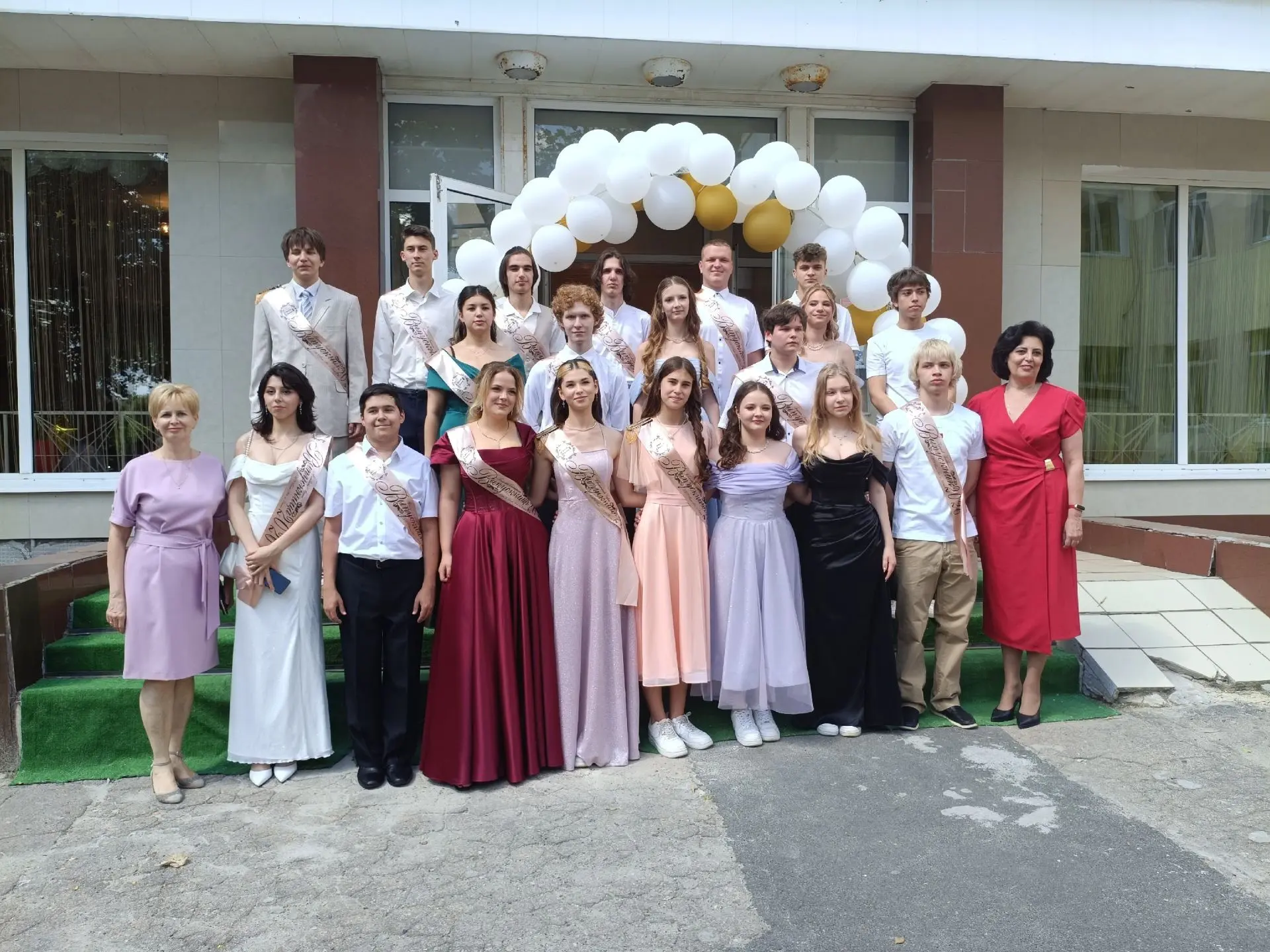 🎉 Поздравляем наших выпускников с окончанием школы! 🎉