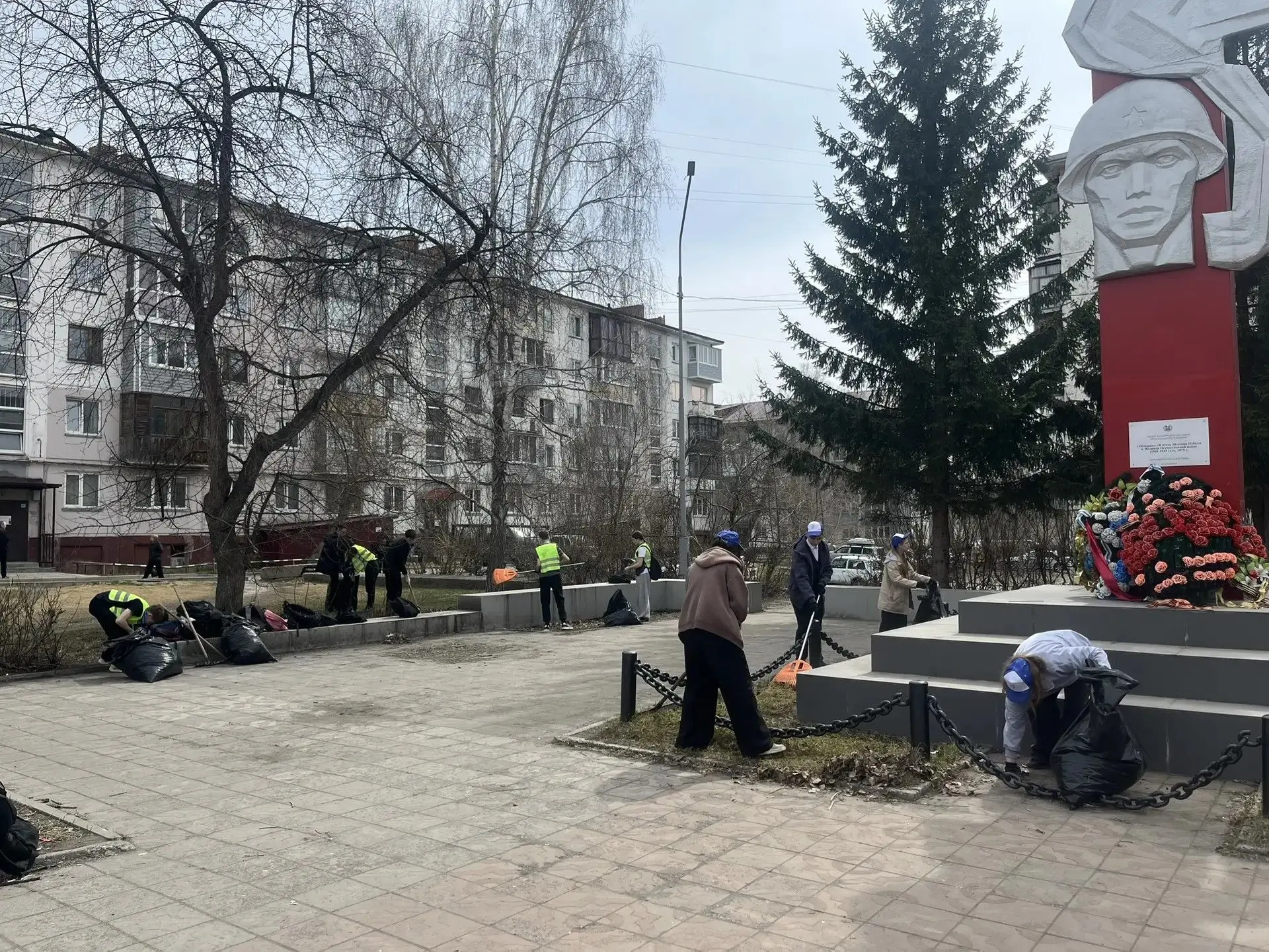 Сегодня на территории Мемориала в честь 30-летия Победы в Великой Отечественной войне было необычно 