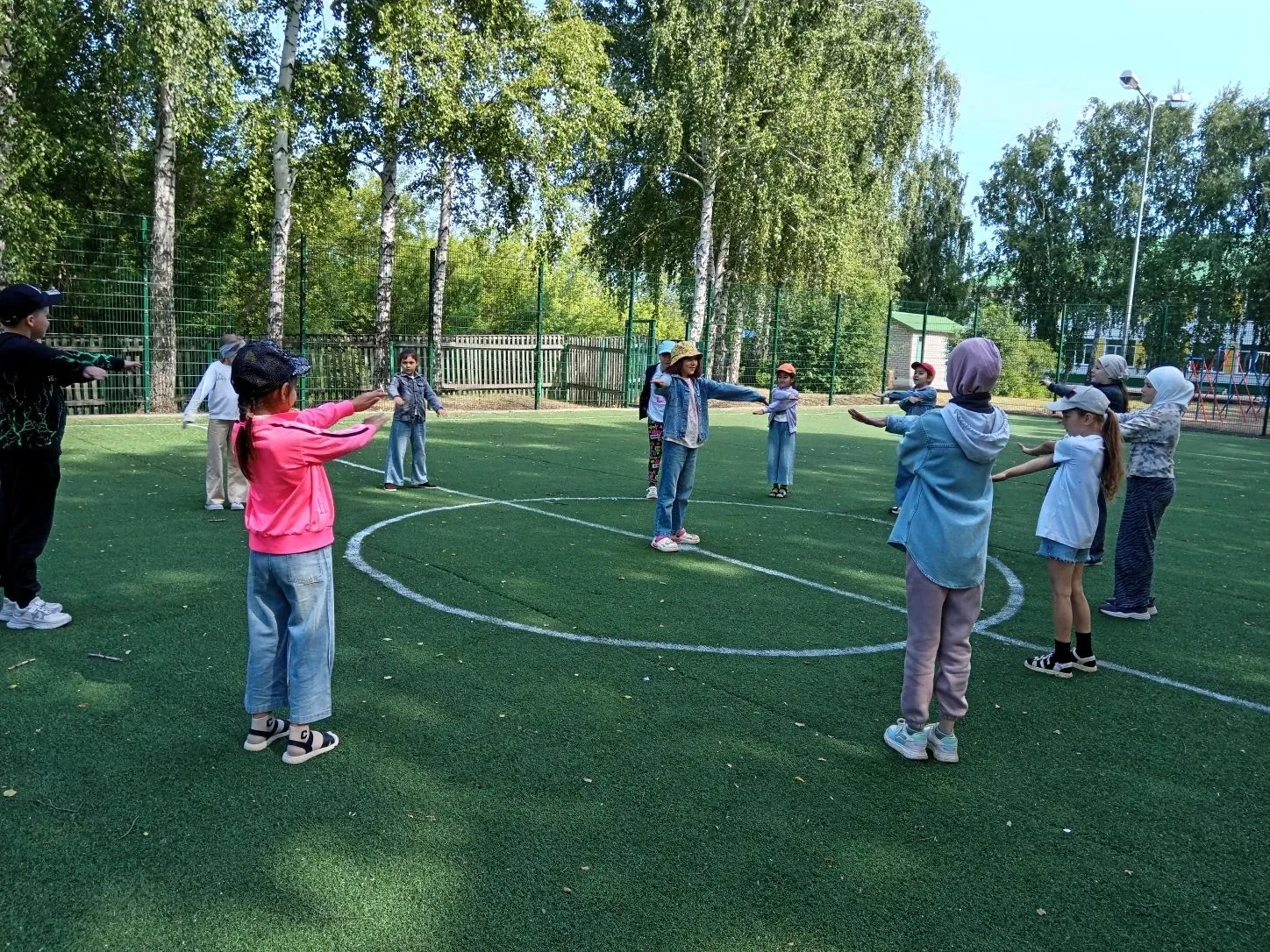 Первый день пришкольного лагеря «Улыбка» начался торжественно: ребята исполнили гимны Р...