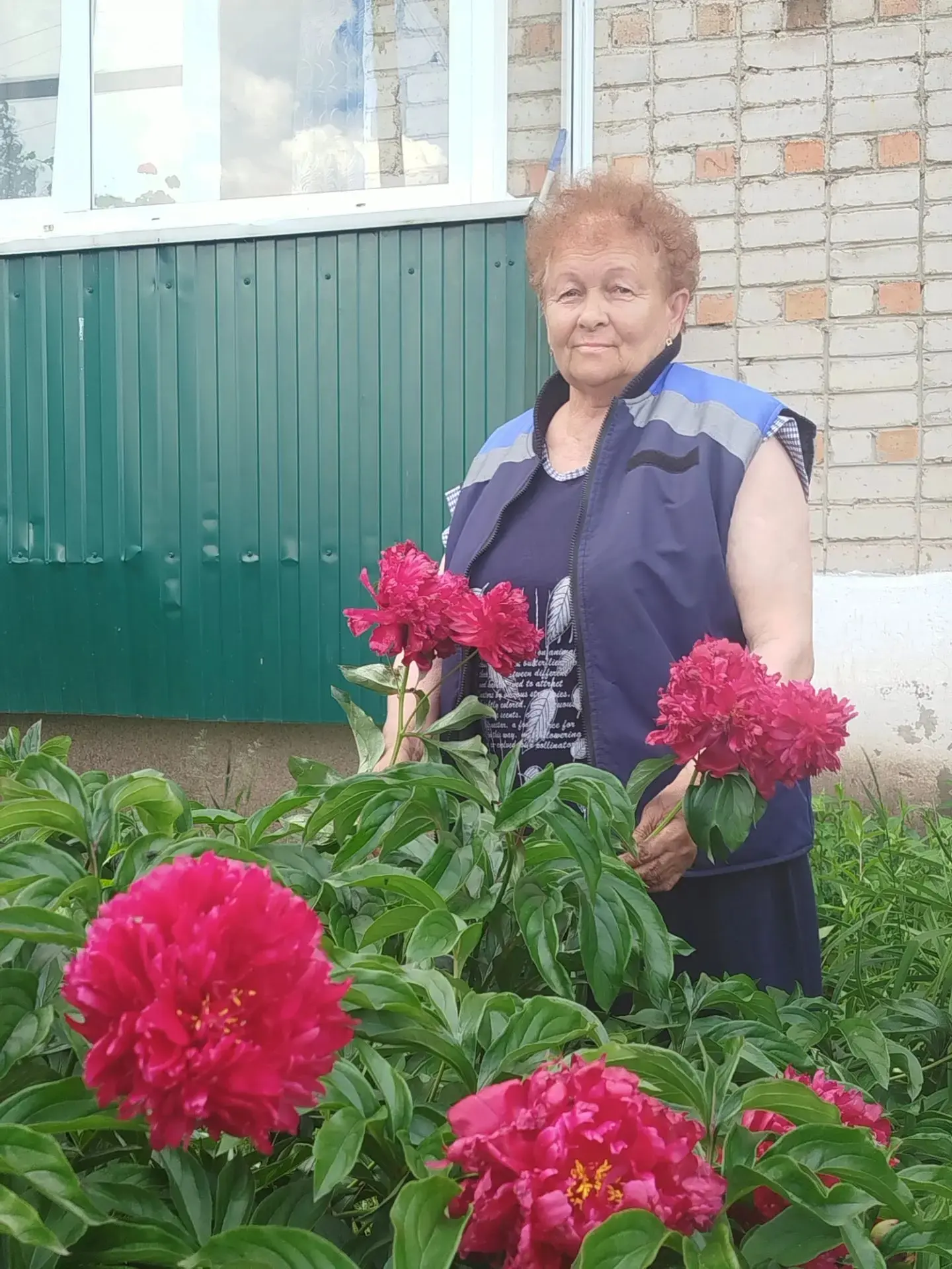 Во дворе третьего дома по пр. Мира с.Ермолаево  практически все палисадники утопают в ц...