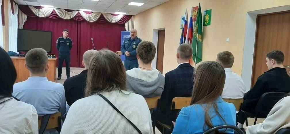 Профориентационная беседа о карьере в МЧС России 🚨🚒👩‍🚒  14 апреля 2026 года начальник Алексеевской п