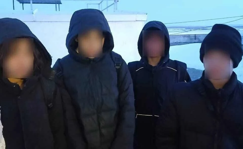 👀 Спасатели вызволили подростков с крыши многоэтажки в Якутске   Вечером 14 апреля в Службу спасения