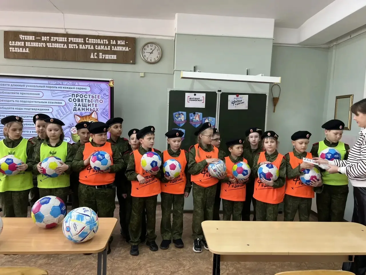 МОБУ СОШ с. Засечное: «Футбол помогает».  Ученики 2В кадетского класса МОБУ СОШ с. Засечное приняли 
