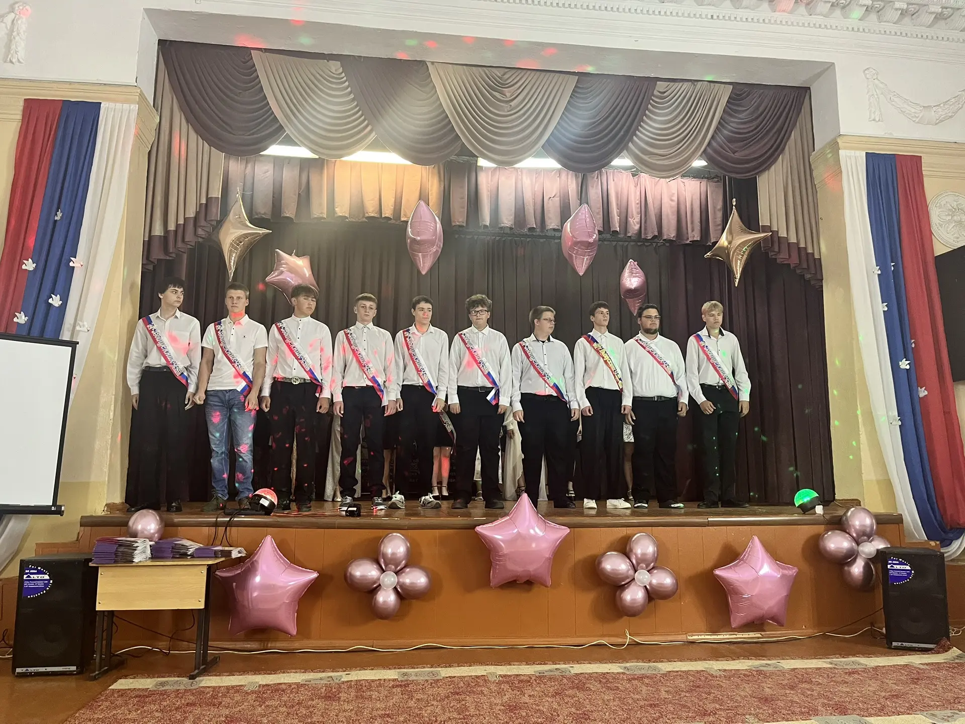 🎓 Вручили аттестаты выпускникам 9‑х классов!
26.06.2026 года в нашей школе прошёл торжественный ден