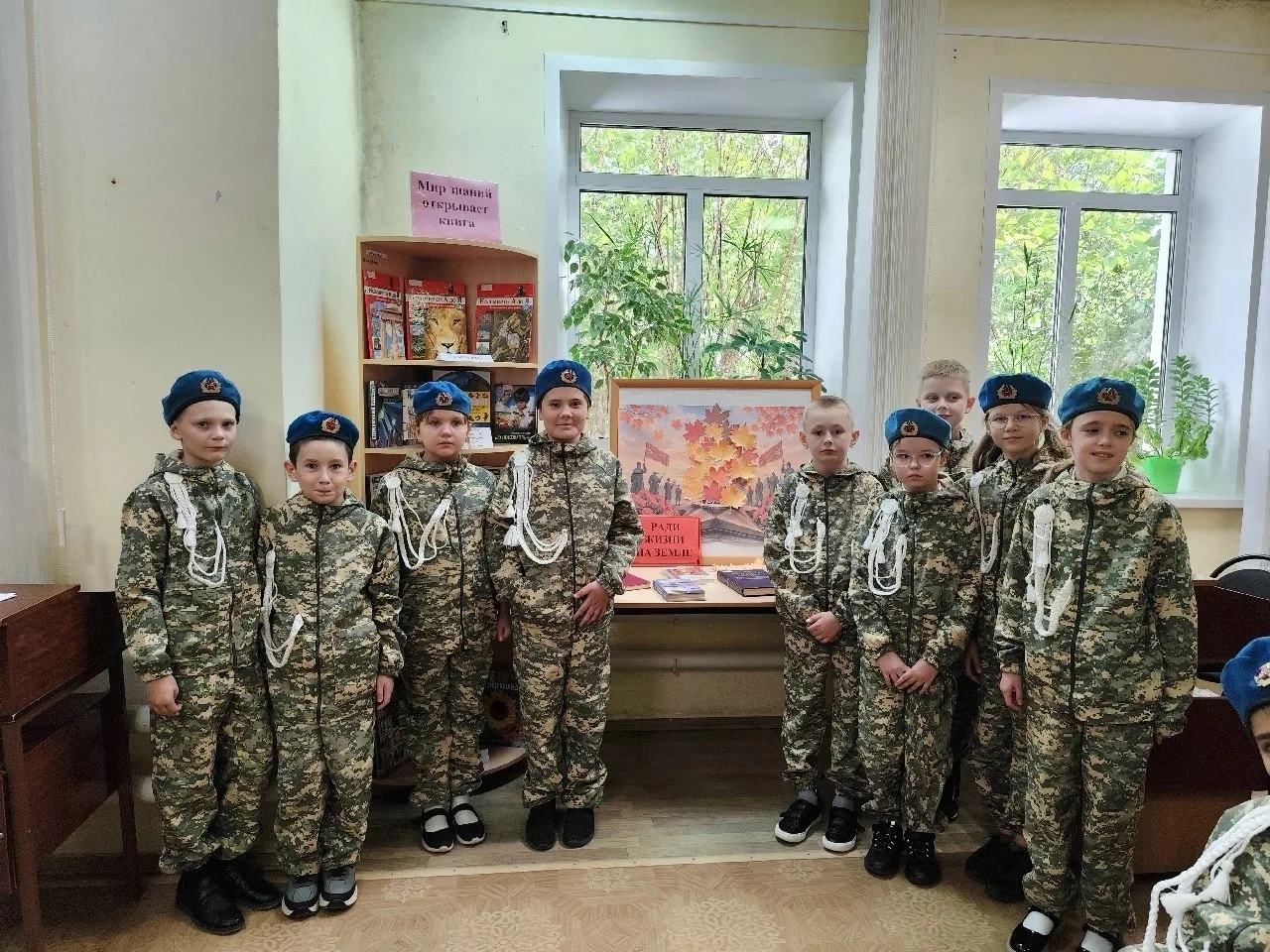 Юные десантники посетили выставку-обзор «Ради жизни на Земле»