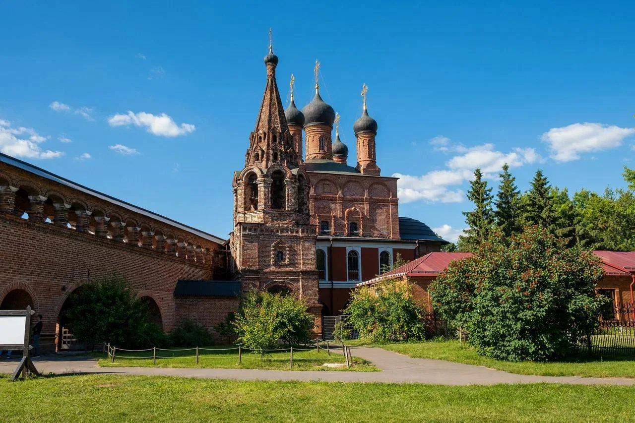 Пять локаций для тех, кто устал от центра

📍Крутицкое подворье — старинная архитектура и почти дере