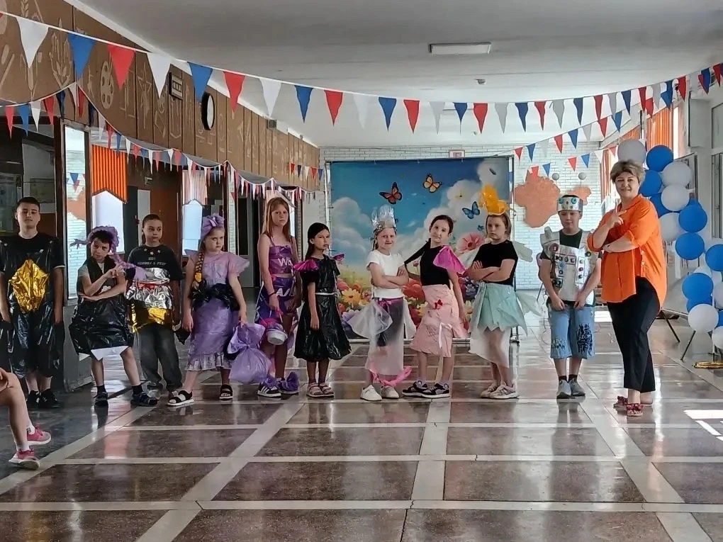 Сегодня в нашем пришкольном лагере «Непоседы» прошло необычное событие — эко-дефиле «Мода из бросово