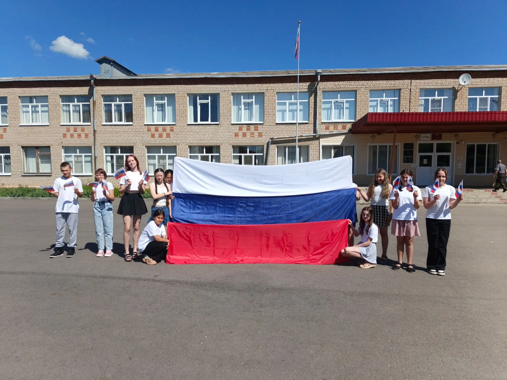 Всероссийская акция "Родиной горжусь"
Сегодня ребята нашей школы  стали участниками акции "Российски