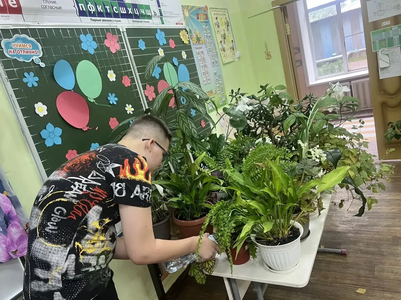Ребята трудового отряда продолжают облагораживать пришкольную территорию и ухаживать за...