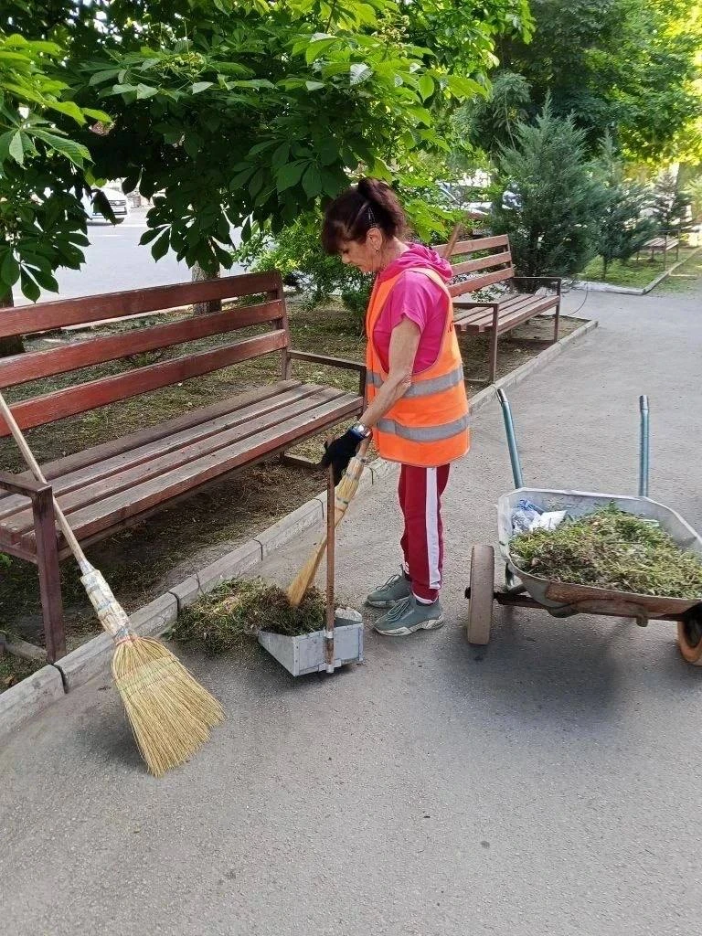 Сотрудники МБУ «Парки и скверы» выполнили уборку территории, покос травы на улице Банко...