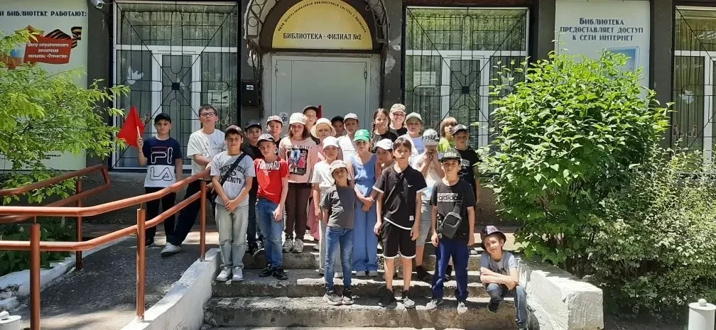 4 июня воспитанники 3-го отряда пришкольного лагеря «Родничок» посетили районную библио...