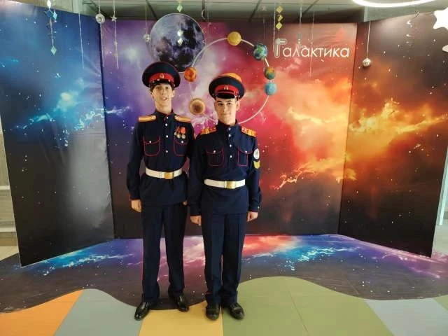 Активисты школьного музея Григалашвили Илья, Масловский Марк вместе с учителем истории ...