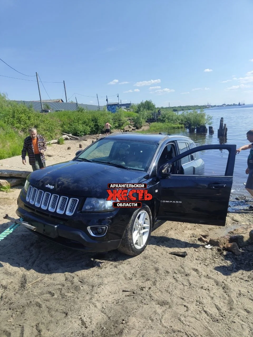 Jeep достали из реки у переправы. 

Теперь осталось выставить на Авито и написать: не бит, не крашен