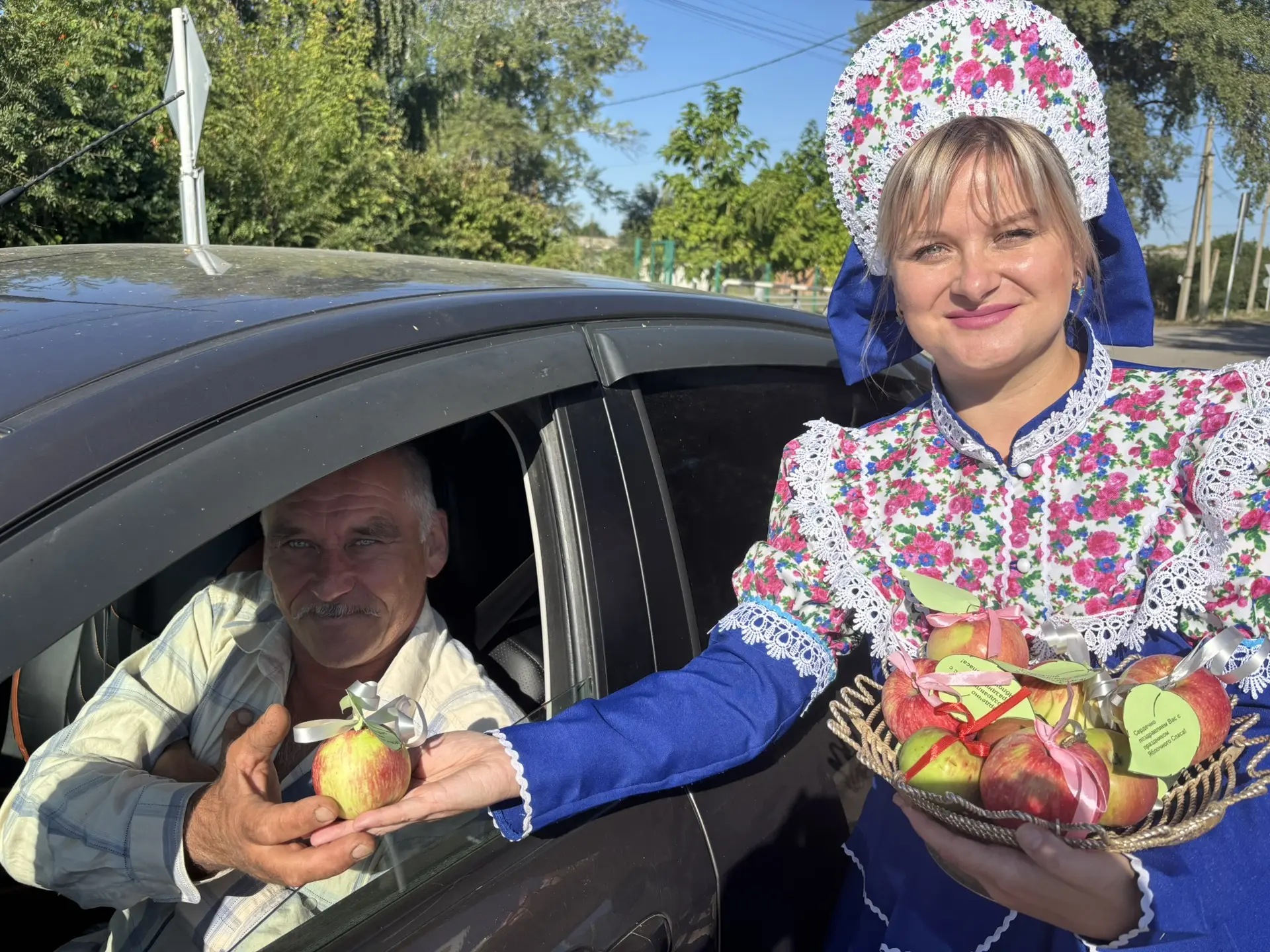 В праздник Яблочного Спаса культорганизатор Вознесенского СДК Анастасия Цетнер поздрави...