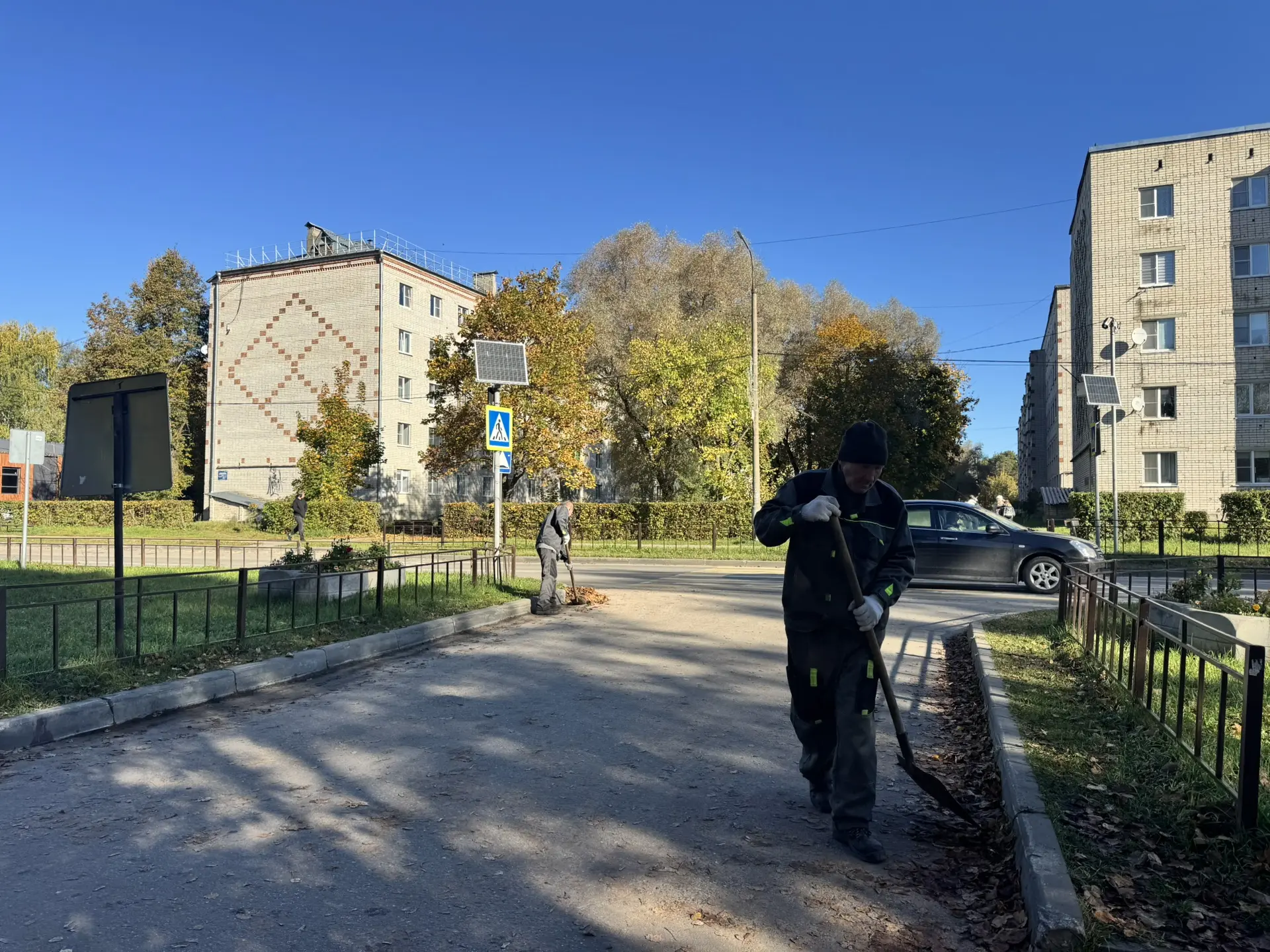 В посёлке Вольгинский продолжается уборка смёта с центральной улицы.