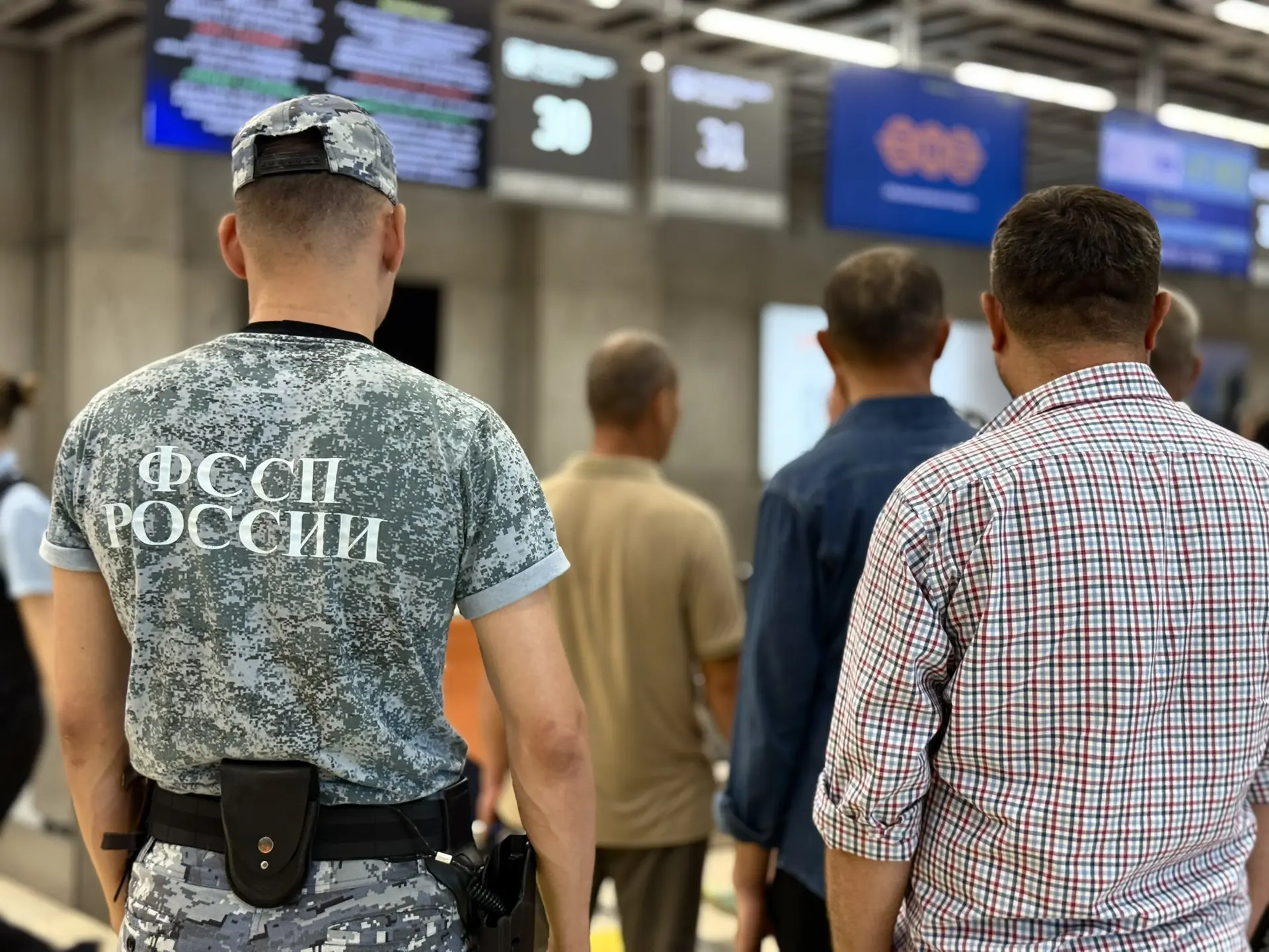 Под контролем судебных приставов 613 иностранных граждан выдворено за пределы страны