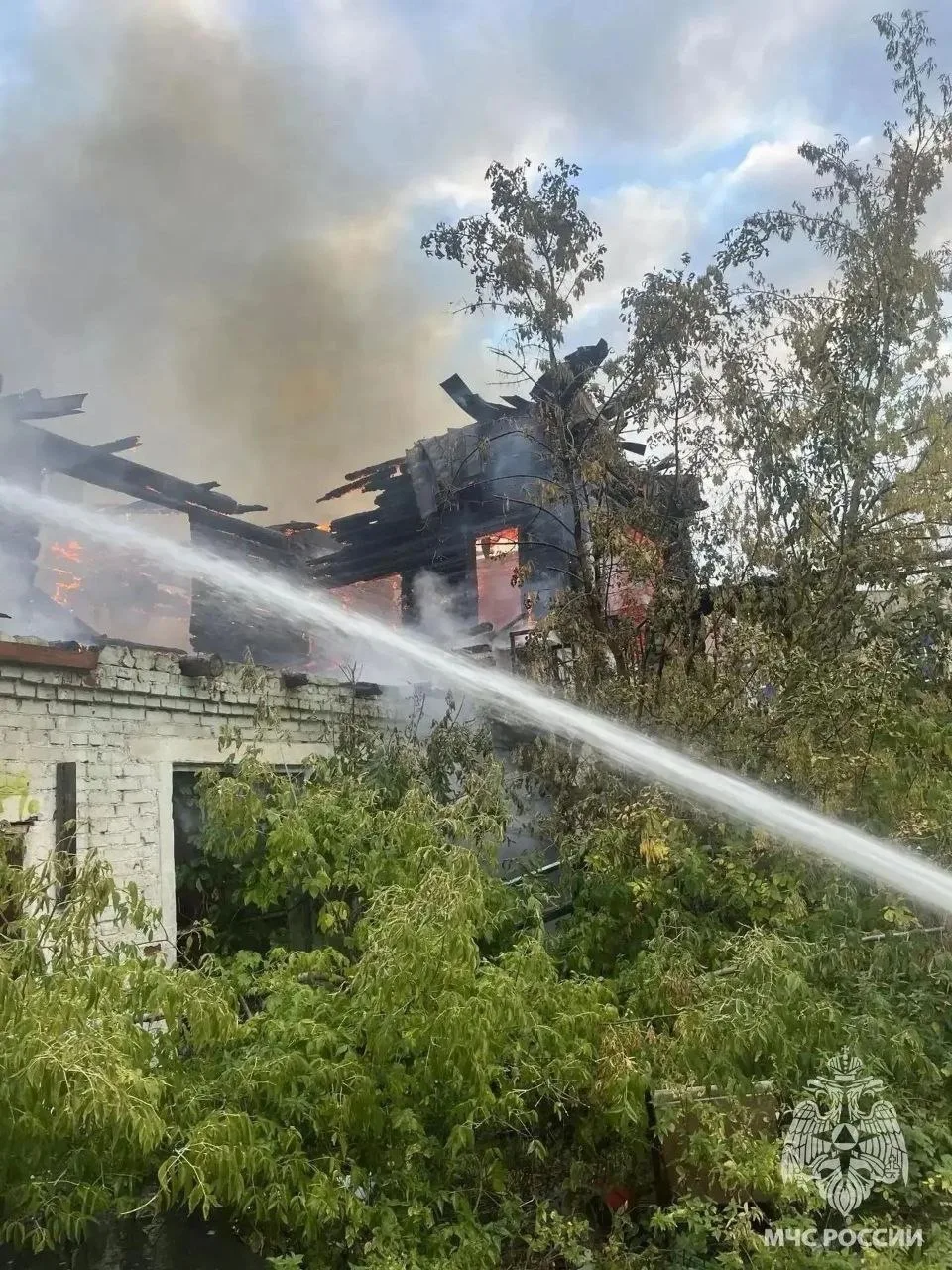 В Стерлитамаке огнеборцы спасли человека во время ликвидации крупного пожара на Комсомо...