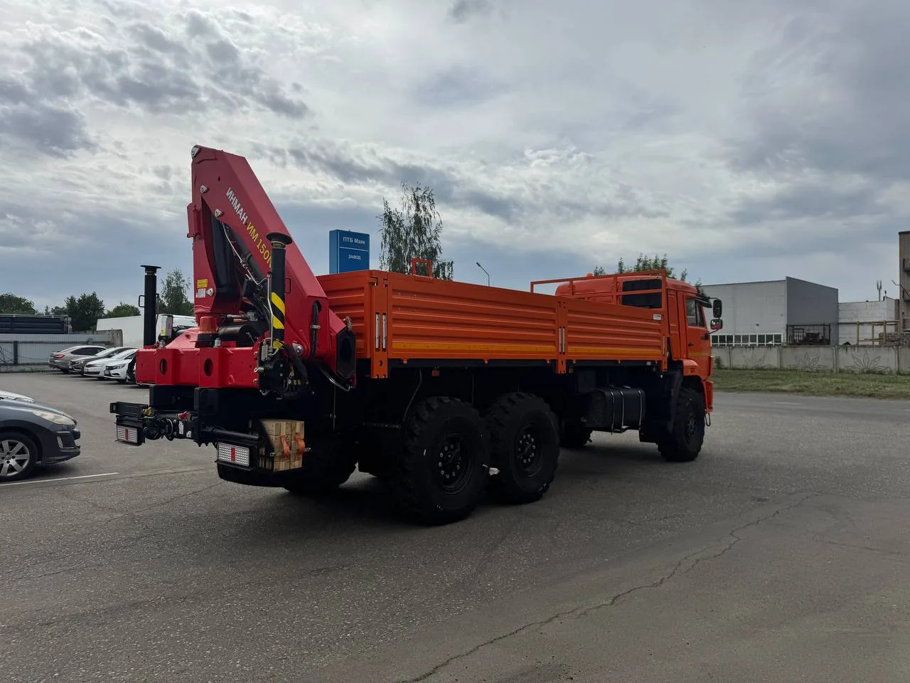 На нашем заводе изготовлен бортовой автомобиль на базе КАМАZ 43118 (6×6) с КМУ ИНМАН ИМ...