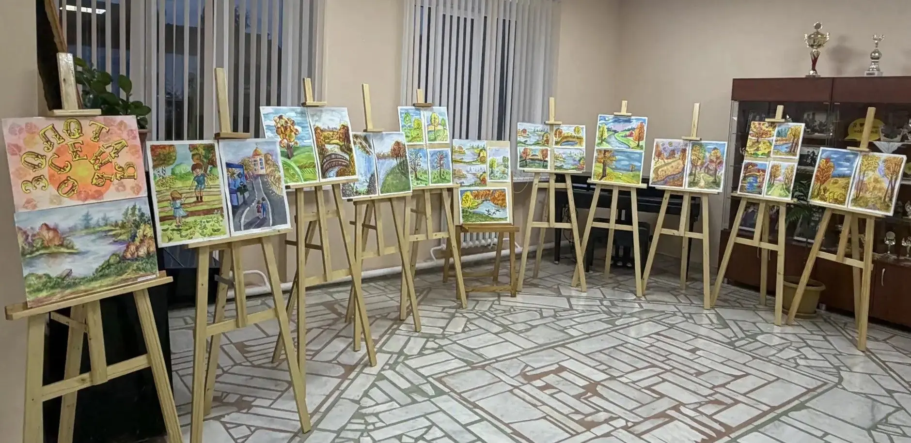 Выставка рисунков на тему: «Золотая осень»
