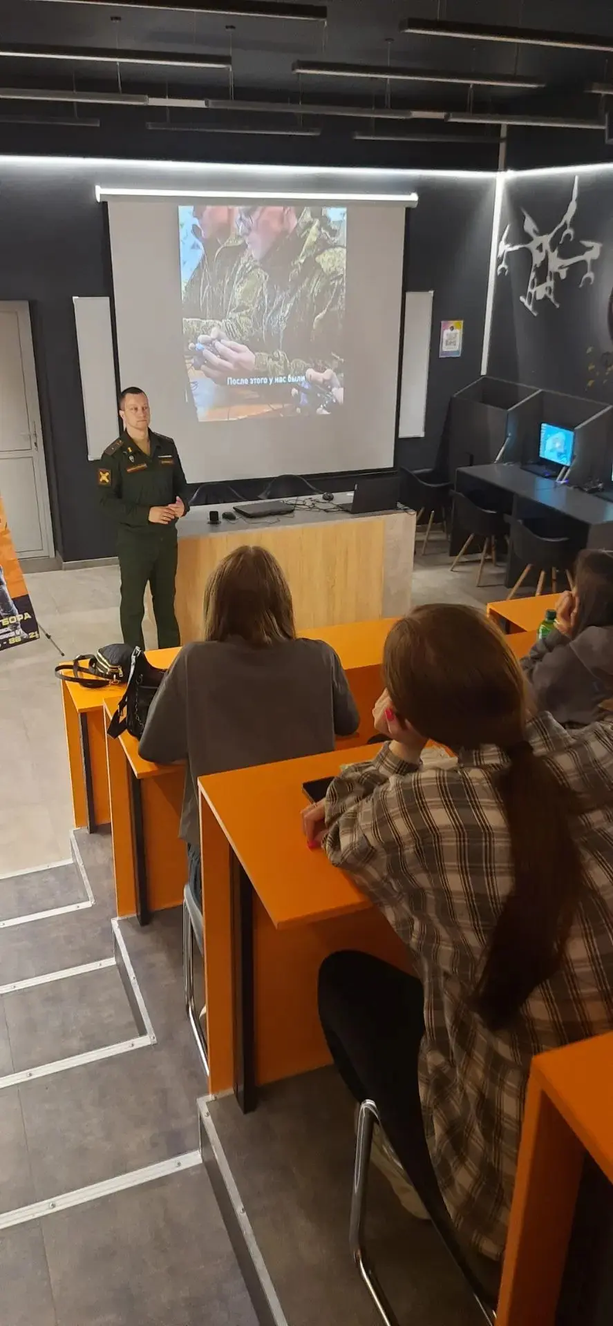 Взгляд в будущее: студенты группы Т-31 посетили центр беспилотных летательных аппаратов.

Современны