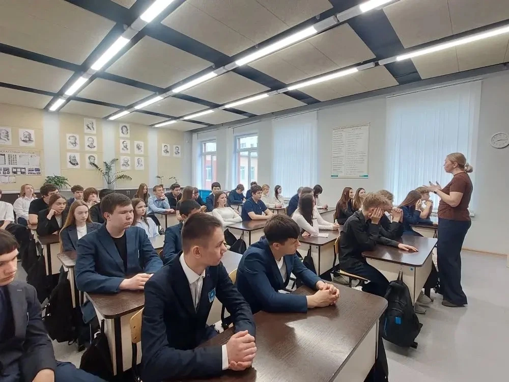 День Земли - каждый день.  🇷🇺 Понедельник в нашем лицее традиционно начался с торжественной линейки 