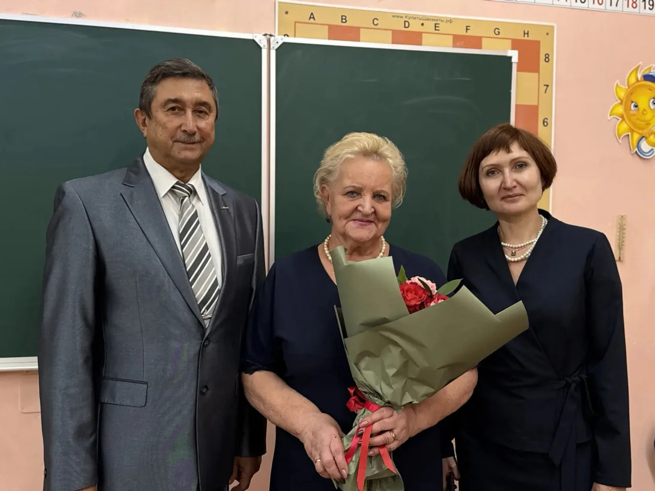 ❤️ Владислав Шапша передал поздравления своей первой учительнице с профессиональным пра...