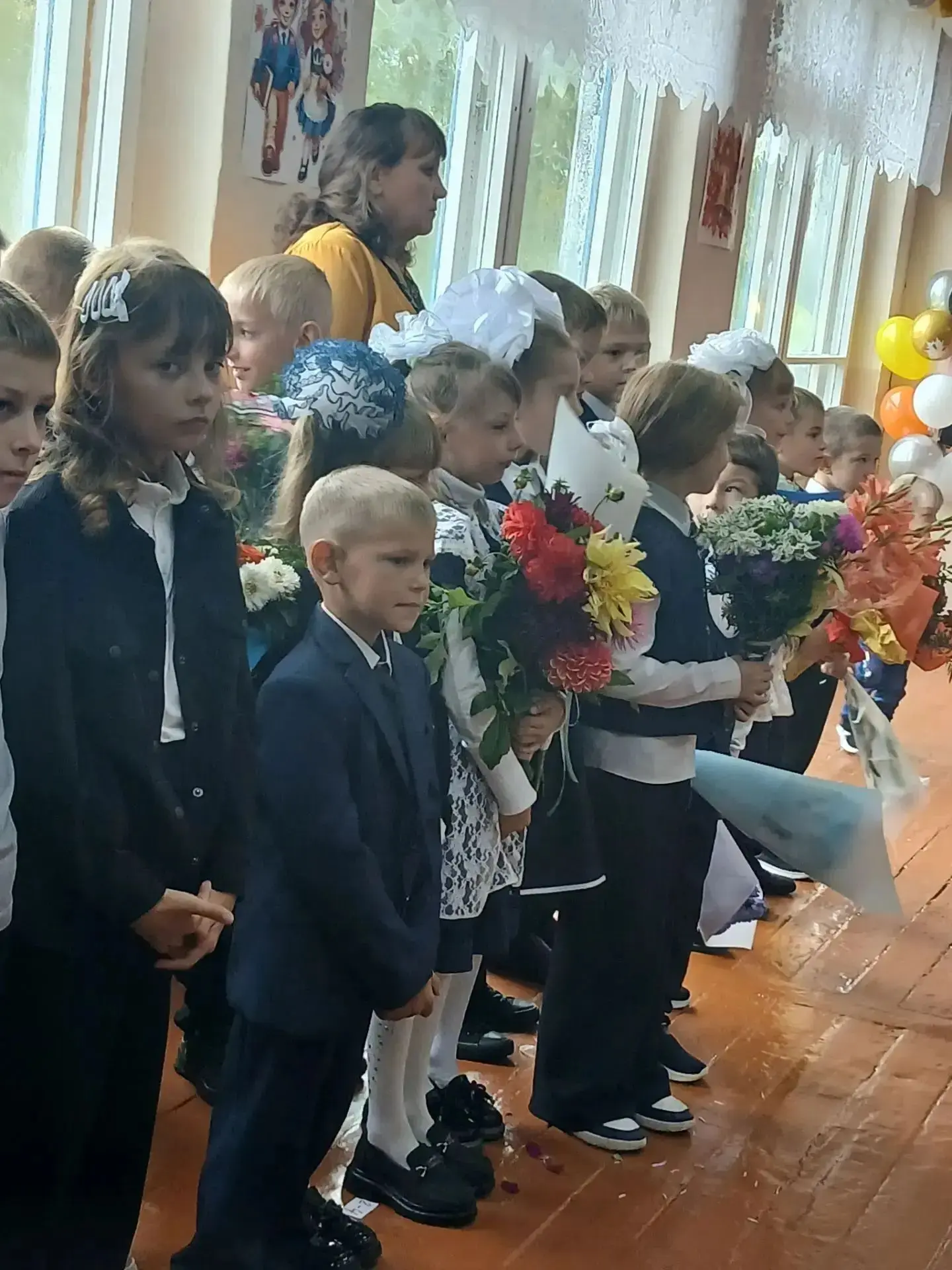 Сегодня школьный двор снова наполнился музыкой, цветами и счастливыми улыбками. Мы торж...