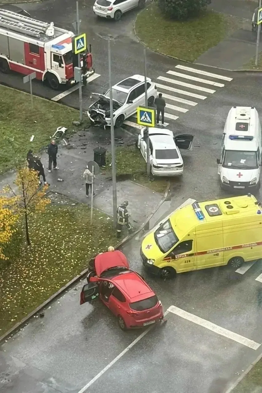 На перекрёстке улиц Гольцова и Богдановича в Тюмени произошло массовое ДТП. По данным и...