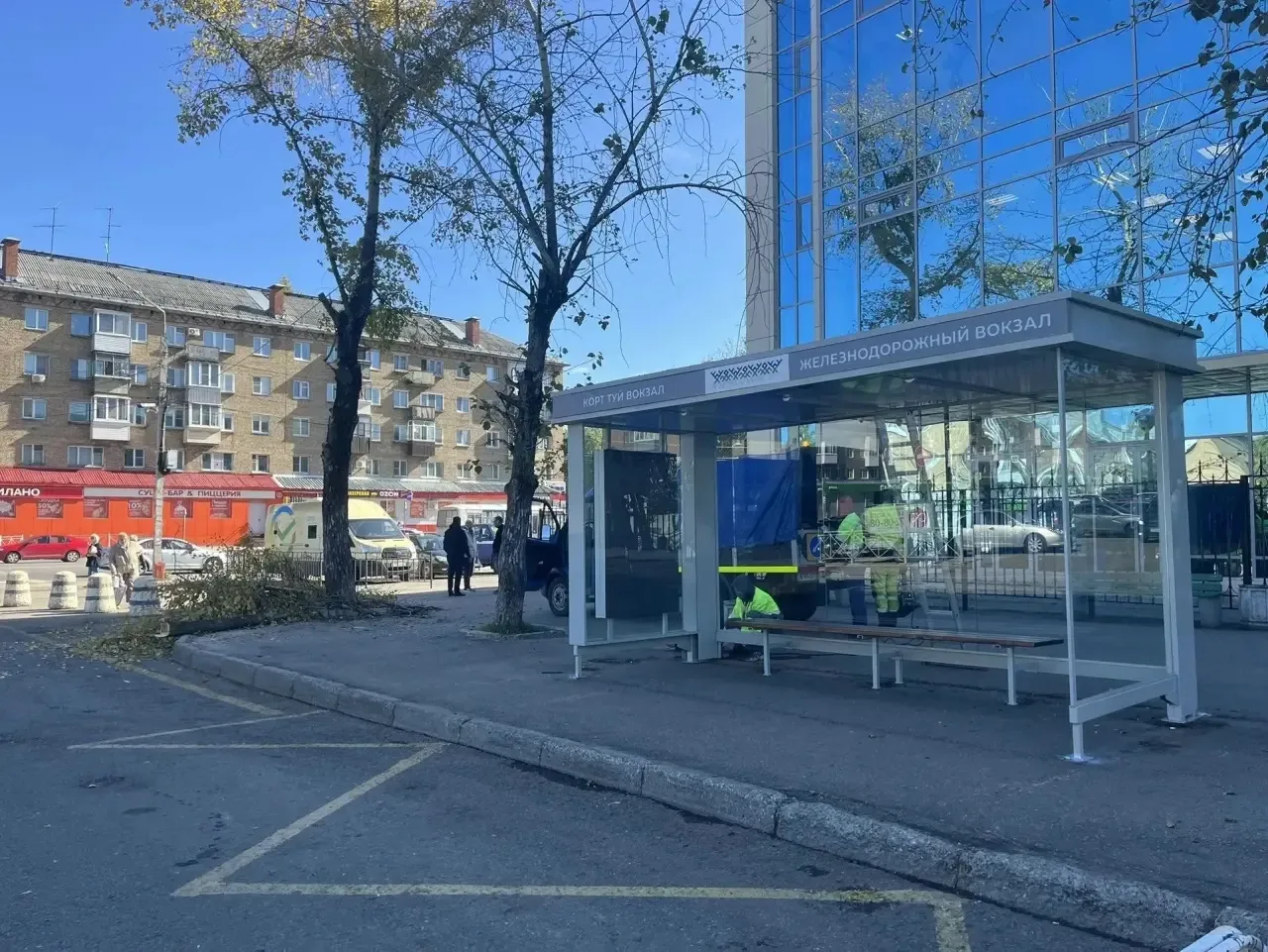 У железнодорожного вокзала появился новый автобусный павильон. Он пришёл на смену старо...