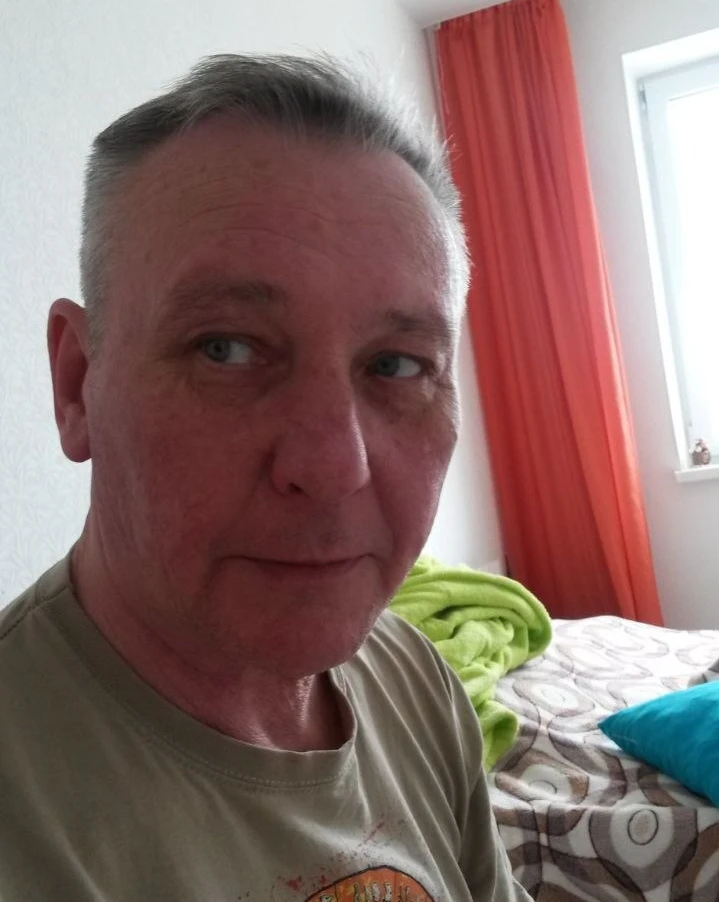 Все еще ищут мужчину. Скиньте, пожалуйста, в чаты домов 🙏

Был одет в синюю кофту на молнии, серые 