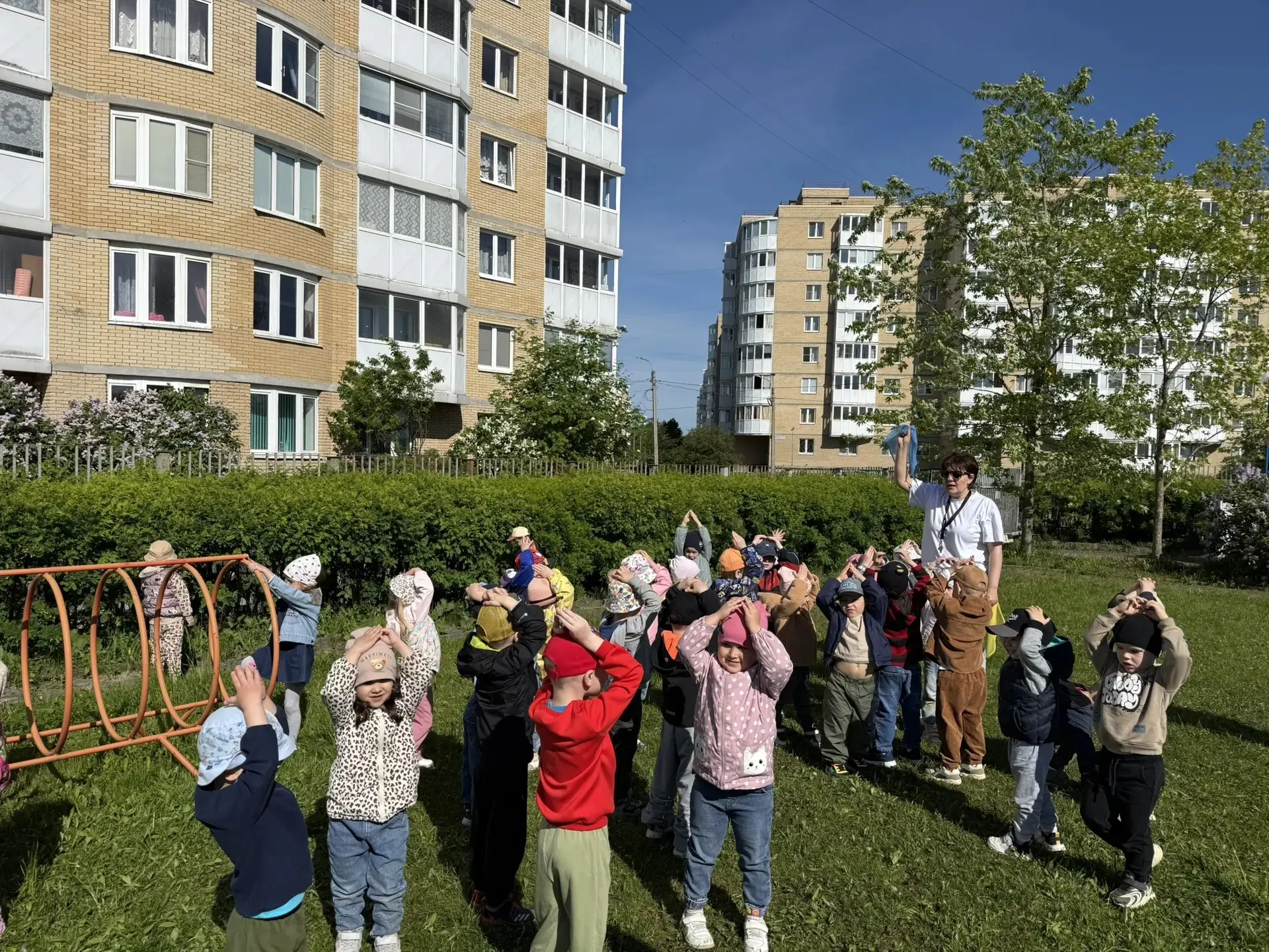 Спорт нам плечи расправляет, Силу, ловкость нам дает. Он нам мышцы развивает, На рекорды нас зовет

