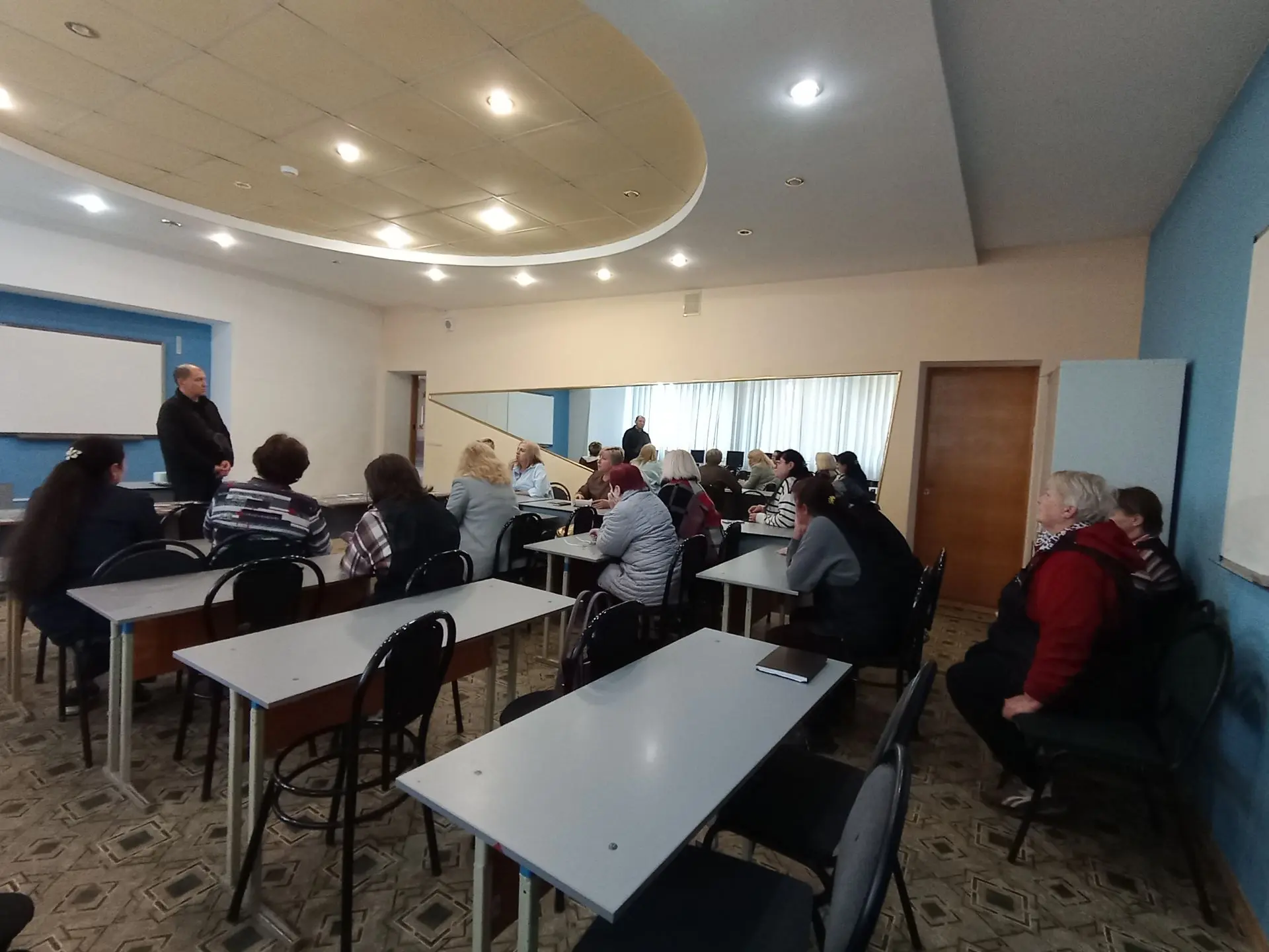 Депутат Макеевского городского совета Андрей Гречун провел встречу с трудовым коллектив...