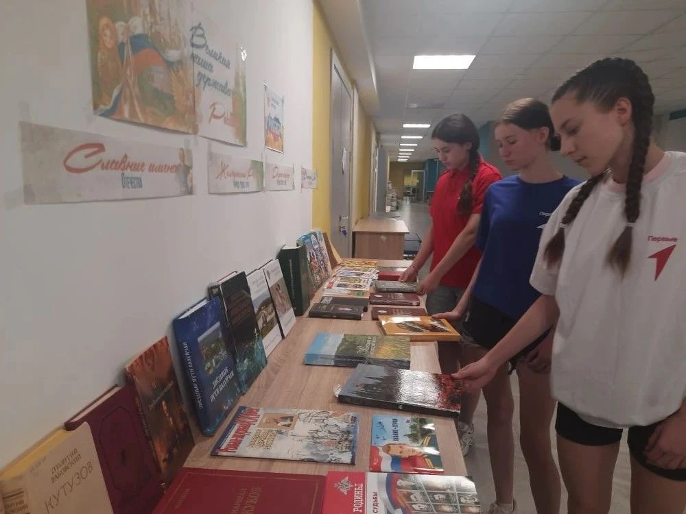 ‼️ Книги, которые рассказывают о России 🇷🇺⚡️В рамках празднования Дня России в нашей школе была ор